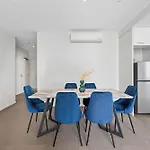 Spacious Portside Apt With Car Park, Bath And Balcony