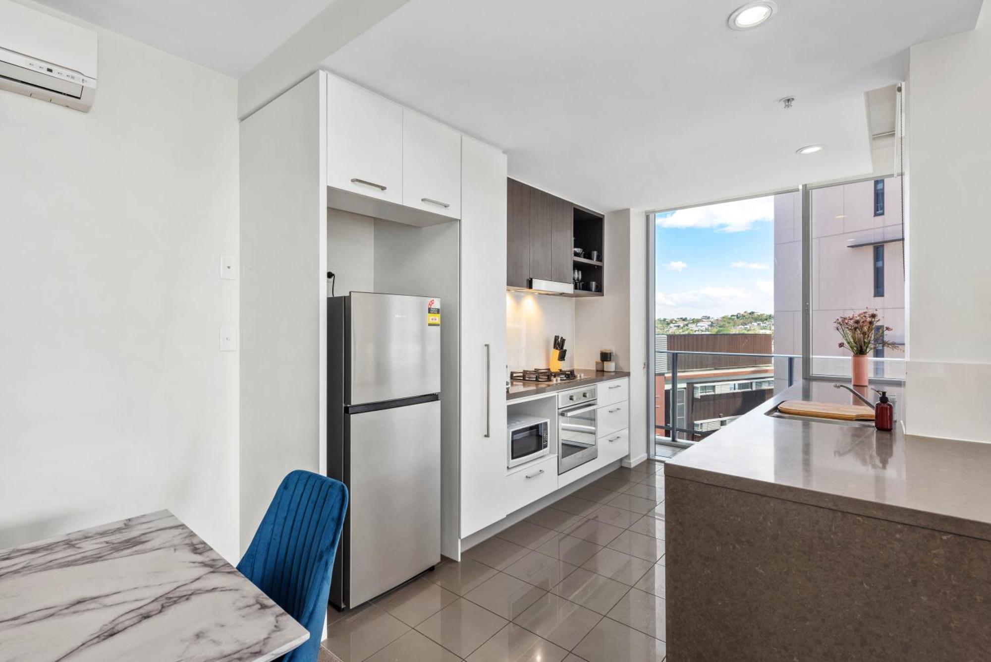 Apartment Spacious Portside With Car Park, Bath And Balcony Brisbane